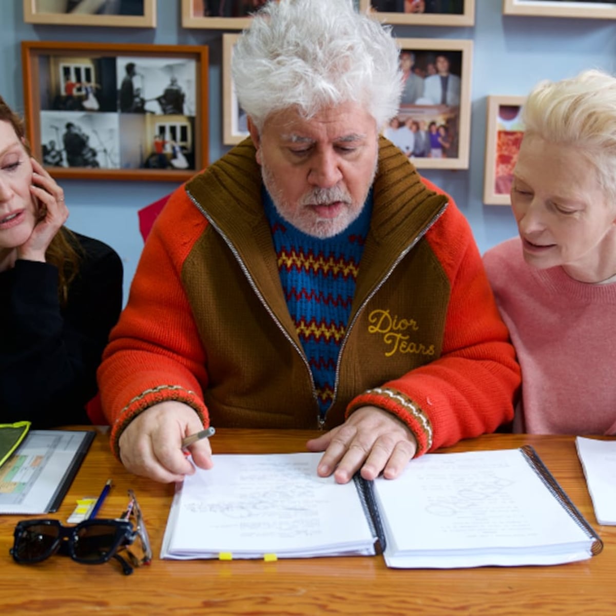 Pedro Almodóvar recibe ovación en Venecia por filme sobre eutanasia Pedro Almodóvar recibe ovación en Venecia por filme sobre eutanasia