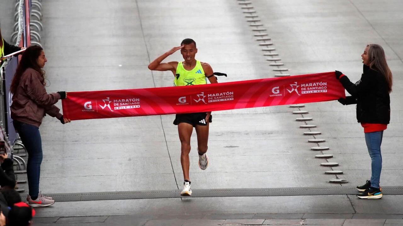 Sargento 2º Mauricio Flandes Flandes, fue el primer chileno en llegar a la meta en la Maratón de Santiago