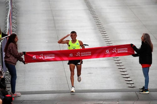 Le dedicó el triunfo a sus colegas: Sargento de Carabineros llegó primero a la meta en la Maratón de Santiago