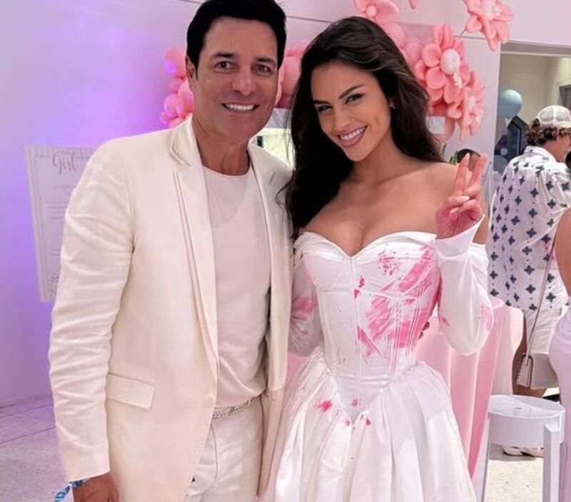 Emilia Dides posa con Chayanne en "gender reveal", de Lele Pons.