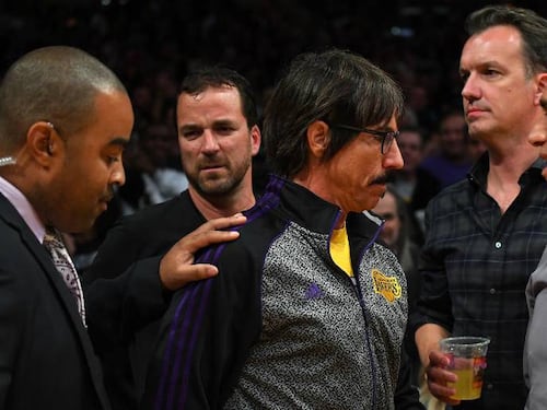 Anthony Kiedis, vocalista de los Red Hot Chilli Peppers, es expulsado durante un partido de la NBA