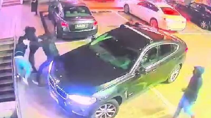 Delincuentes golpean y patean en el suelo a víctima para robarle su auto en Vitacura