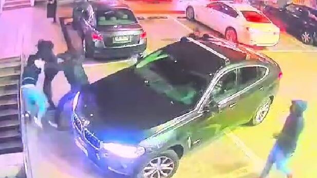 Captura video delincuentes asaltan a hombre en Vitacura