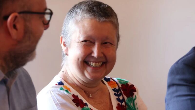 Paulina Urrutia reapareció tras diagnóstico de cáncer: recibió su título de actriz de la Universidad Católica en emotiva ceremonia