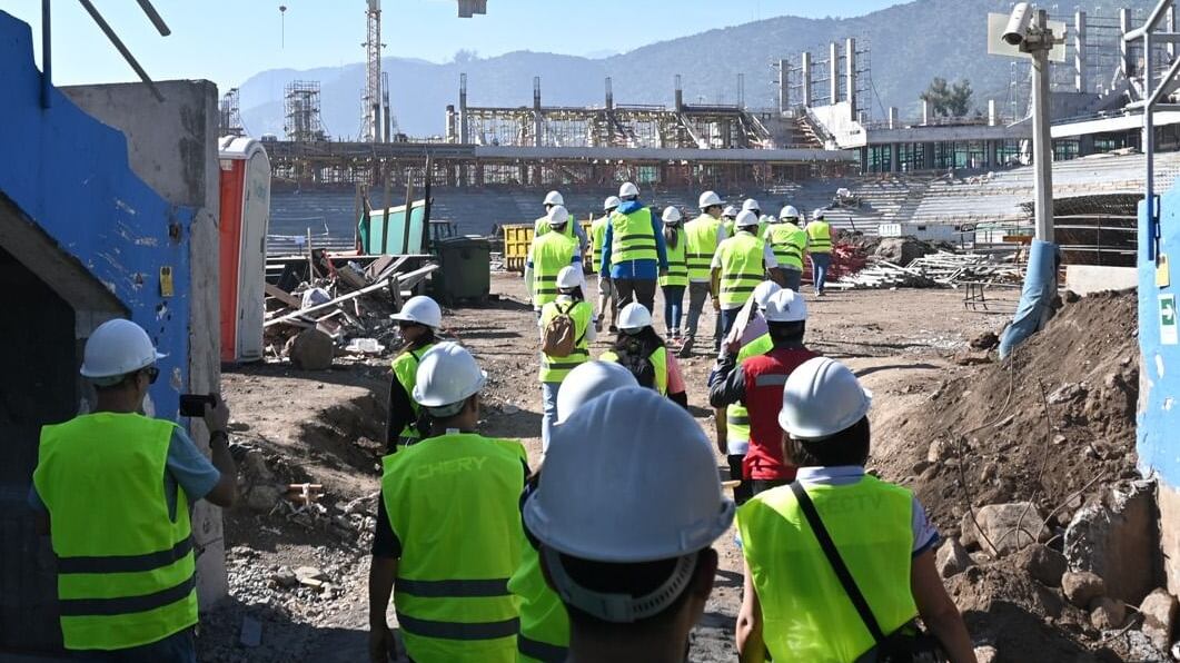 Polémica provocó que la UC haya puesto a la venta frascos de tierra del estadio San Carlos de Apoquindo.