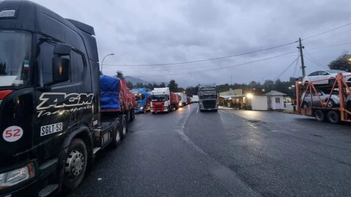 Las reglas son para cumplirlas. Pero, no deja de llamar la atención que justo ahora Argentina -después de que Chile los obligara a retirar los paneles solares instalados en el Hito 1 de suelo nacional- decidiera aplicar con todo el rigor de la ley una antigua normativa que impedía el tránsito de camiones de grandes dimensiones.
Producto de ello, Aduana de Argentina impidió transitar por el paso Cardenal Samoré (a la altura de Osorno) cuatro vehículos pesados que llevaban alimentos provenientes del norte de Chile hacia Magallanes, informó el diario El Pingüino de Punta Arenas.
Según indicaron, cerca de 80 mil toneladas de alimentos no perecibles “fueron impedidas de efectuar la ruta “Chile-Chile” (como se denomina al paso por tierras argentinas, con el fin de llegar al extremo sur del país)”, consignó El Mostrador.
Ante esta delicada situación el presidente de la Asociación Gremial de Transportistas de Punta Arenas, Carlos Estrada, quien indicó que se trataba de una situación de “la máxima gravedad” y que entrañaba “el riesgo de desabastecimiento” para Magallanes.
Frente a lo anterior, indicó que es necesario que las autoridades chilenas actúen, pidiendo que estas “hagan la pega” y que “no haya que recurrir a un corte de ruta y a terminar con el abastecimiento para el extremo sur argentino. Esperemos no llegar a eso”.