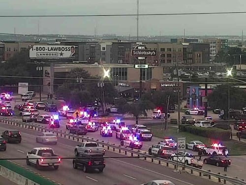 Una persona detenida muere en un tiroteo en una oficina del Servicio de Inmigración en Dallas