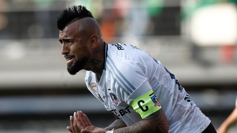 Un partido para el olvido: Colo Colo perdió 2-1 ante Audax Italiano y Arturo Vidal terminó siendo expulsado
