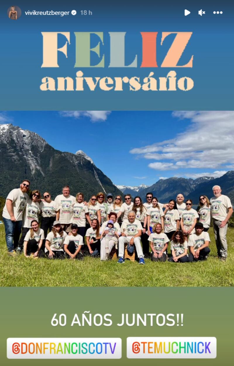A través de sus redes sociales, la animadora de Más Vivi que Nunca publicó una tierna postal celebrando el gran momento.
En la fotografía se ve a todo el clan posando en un verde paisaje utilizando la misma polera para festejar a los enamorados.
“Feliz aniversario, 60 años juntos”, comentó en la publicación que compartió una conductora de TV+, en su cuenta de Instagram.