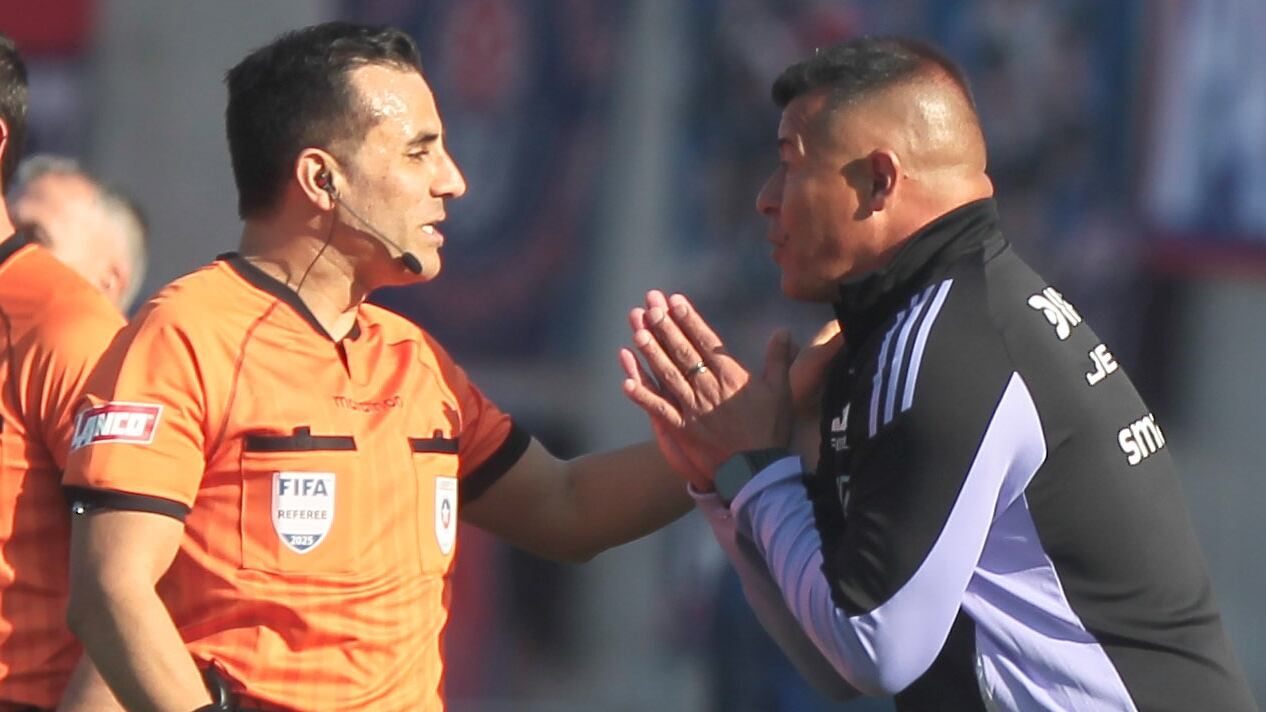 El juez del Superclásico quedó molesto con la comisión de arbitraje por decidir no denunciar al DT de Colo Colo por calificar de robo el arbitraje en el partido.