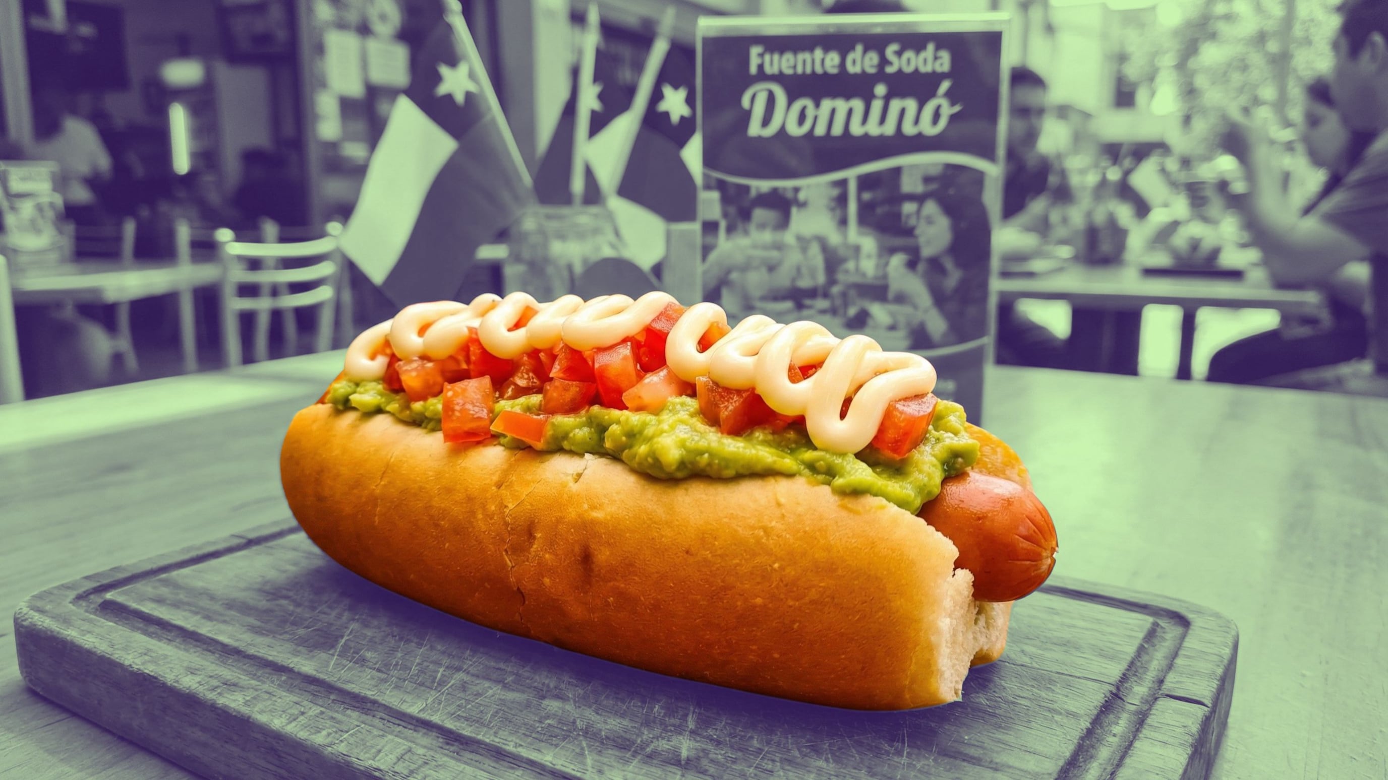 TasteAtlas considera al completo una categoría propia dentro de la gastronomía mundial, no solo una variante de hot dog.