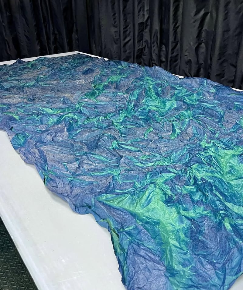 El artista Wu Chi-Tsung crea amplios panoramas azules que evocan tanto paisajes marinos helados como vistas de montañas, redefiniendo nuestra percepción del arte analógico en la era digital. Foto: Wu Chi-Tsung.