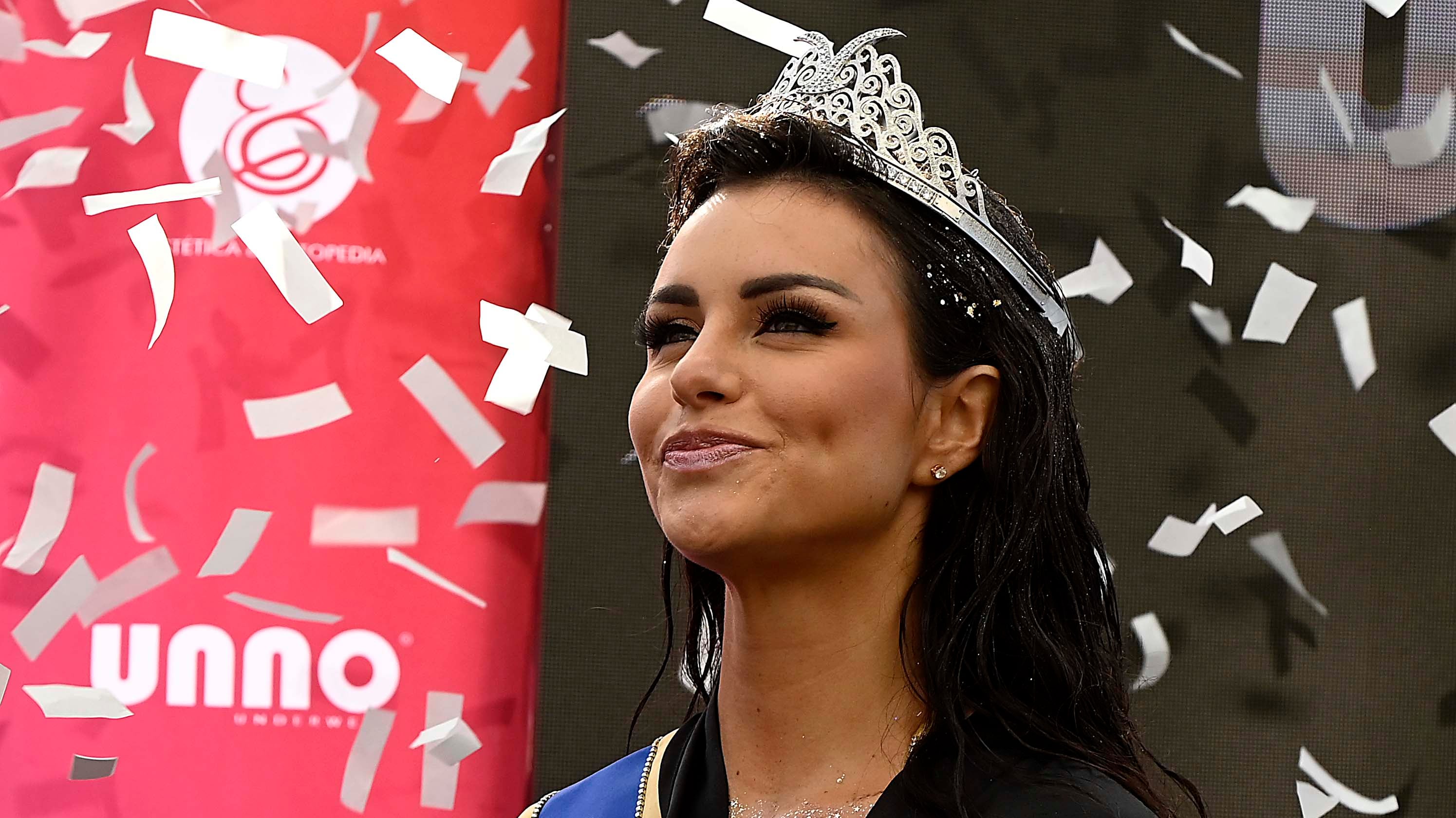 Emilia Dides se convirtió en la nueva reina de Viña 2025 y realiza el tradicionalpiscinazo.
FOTO: PABLO OVALLE ISASMENDI/ AGENCIAUNO