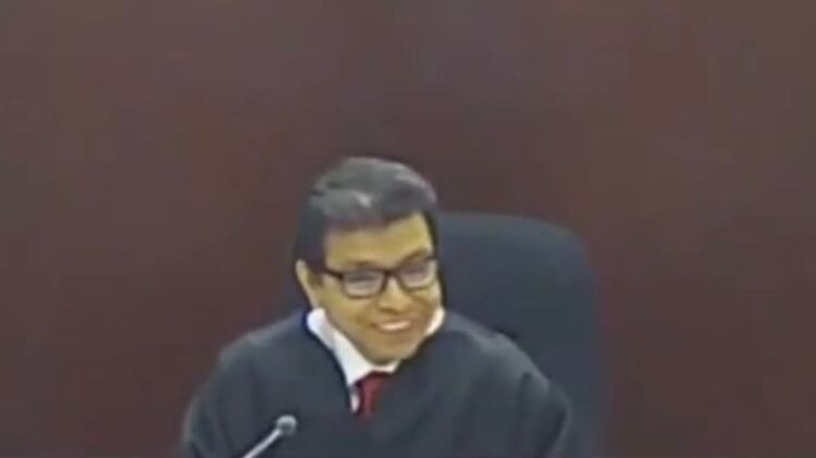 Juez sorprendió con divertida forma de tomarse la evacuación.