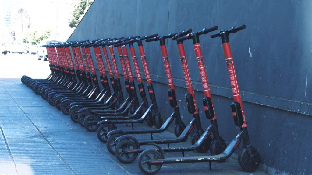 “Era toda una mafia”: Empresa de scooters cierra sus operaciones tras el robo del 80% de su flota en Viña del Mar