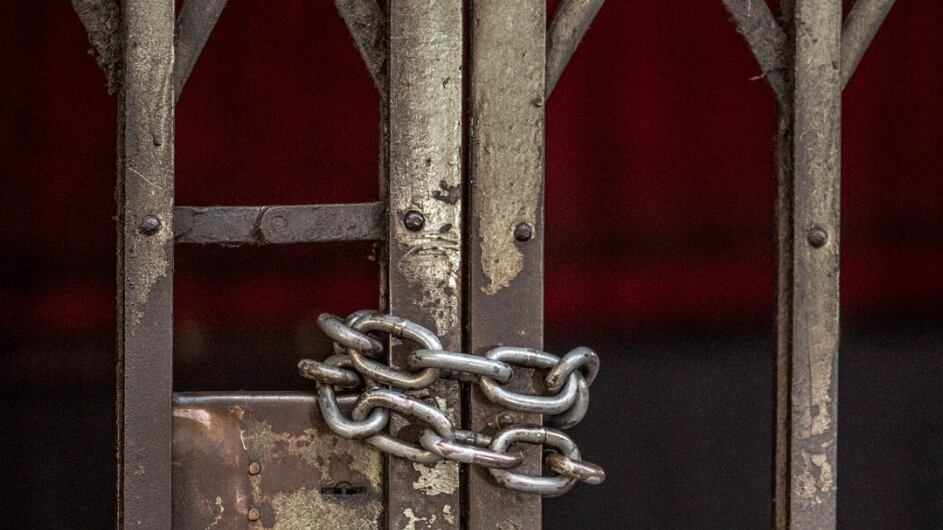 Primer plano de la puerta de la rejilla deslizante encadenada