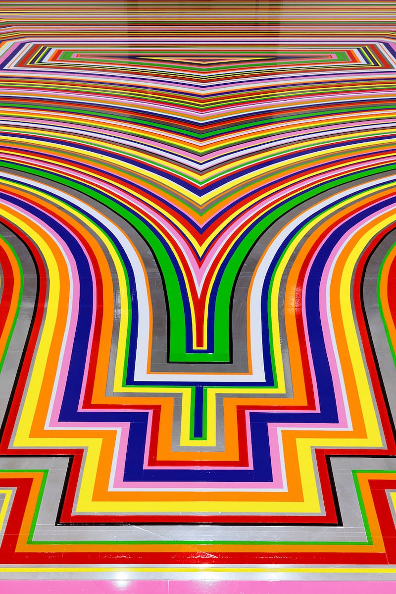 El artista Jim Lambie utiliza cinta vinílica industrial de colores vivos aplicada directamente sobre el piso y la escalera de la gran rotonda neoclásica de la Galería de Arte de Vancouver. Foto: Vancouver Art Gallery.