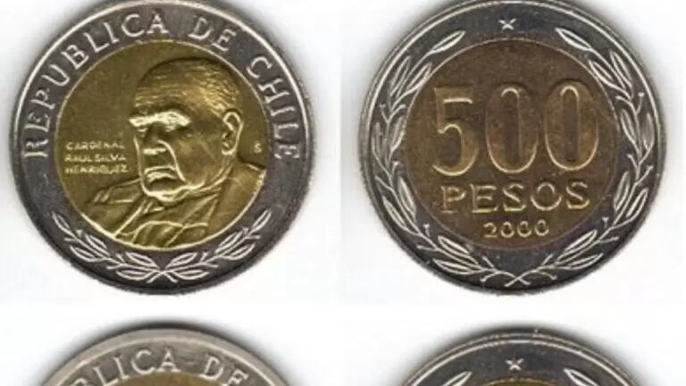 La apreciada moneda
El coleccionista Ignacio Villalón, a través de su cuenta de Tiktok @error_coins_chile, explicó que actualmente esta moneda se puede vender en hasta 280 mil pesos.
“Esta monedita de 500 pesos al día de hoy la puedes encontrar en un vuelto, o se la puedes vender a un coleccionista como yo, en un rango de precio de 230 mil hasta 280 mil pesos”, indicó.
Eso sí, advirtió que “todo depende de su estado de conservación”, indicó.
“¿Qué tiene que tener esta monedita para tener este valor? Como pueden ver, tiene el año 2000 debajo del cardenal Raúl Silva y también tiene el año 2000 en el reverso de la moneda”, afirmó.
Villalón explicó que la moneda salió así porque era “una prueba de acuñación, la cual no se debió mandar a circulación, es decir, a que saliera al mercado, sin embargo, se mandaron dos mil monedas supuestamente por error”.