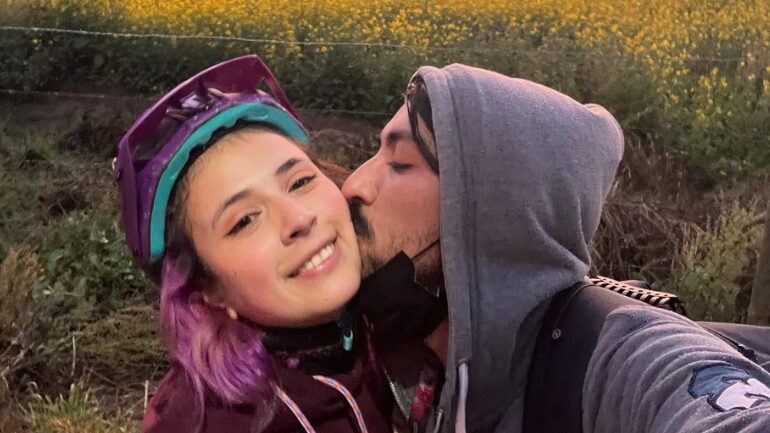 El 10 de noviembre del año 2022 el streamer Ignacio Carrasco, conocido como Dimenacho escribió una emotiva carta a su pareja María Ignacia Celedón, quien falleció el lunes producto de un accidente automovilístico en Punta Arenas. Tragedia que lo dejó a él y a la youtuber de CHV, Shin Yang, gravemente heridos e internados.
En el romántico mensaje, Dimenacho le dedicó su profundo amor a Marurockets, con quien tenía una relación de varios años.
“Conocerte ha sido uno de los puntos de inflexión más importantes de mi vida y mirando hacia el pasado en este carrusel de fotos, me vuelvo a dar cuenta de todo el camino recorrido, de cuánto hemos crecido juntos y de lo mucho que todavía nos falta por vivir”.
“Eres mi compañera, una persona que me desafía a ser mejor y con quien, entre muchísimos altos y bajos, he pasado algunos de los mejores años de mi vida”.