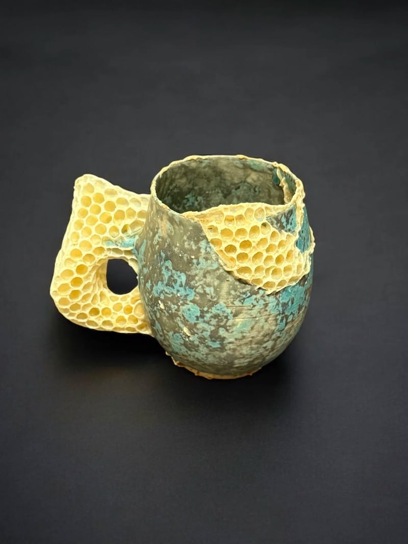 La artista canadiense Ava Roth deja que las abejas construyan panales que rellenan las grietas y las partes faltantes de piezas de cerámica rotas. Foto: cortesía.