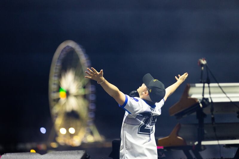 Bizarrap cierra su participación en Coachella en compañía de Young Miko