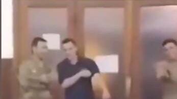 Militares argentinos celebran el Día del Padre con bailarinas en el rigimiento