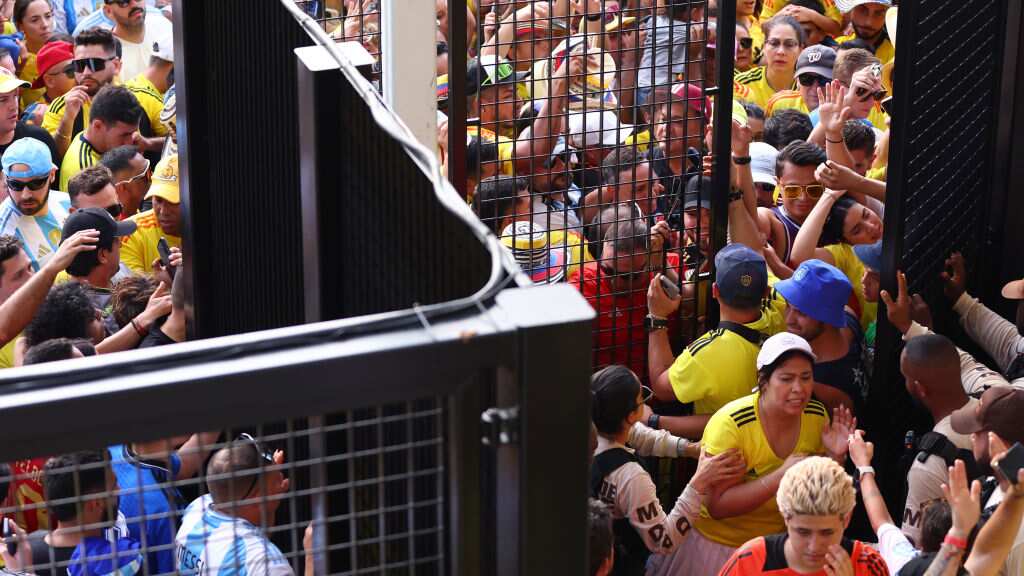 La final se retrasó media hora por invasión de aficionados.