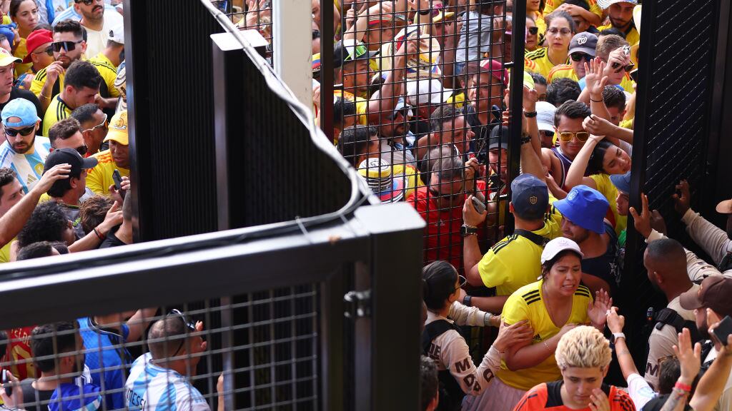 La final se retrasó media hora por invasión de aficionados.