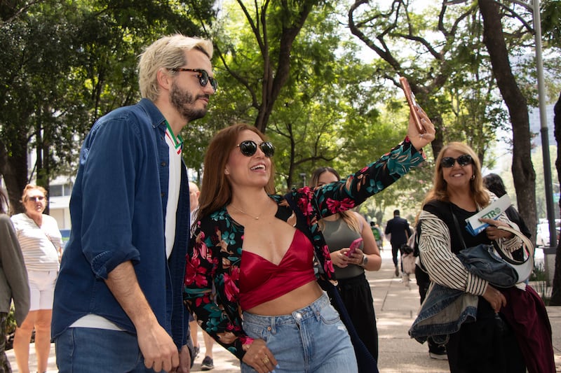 Morat repartiendo ejemplares de Publimetro México en el Paseo de la Reforma