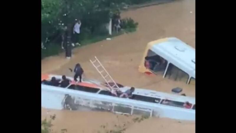 Video revela desesperación de personas al intentar salvarse en inundación en Brasil