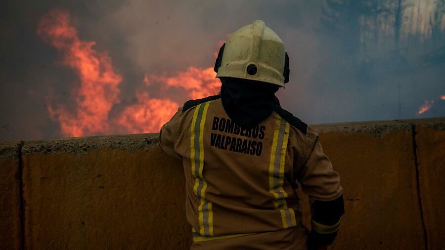 Alerta amarilla en Rapa Nui por incendio forestal
