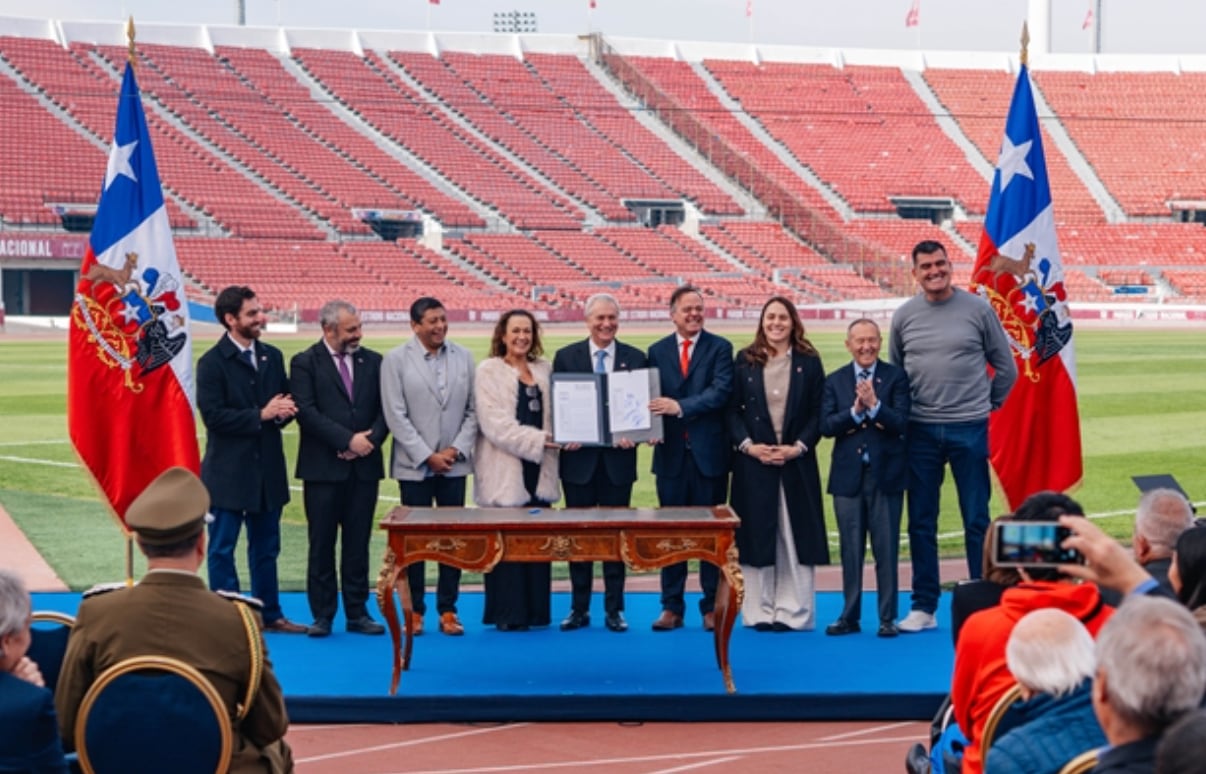 Presidente Kast promulgó reforma a las SADP y emplazó a clubes a tener estadios propios: “Que no sea más un meme”
