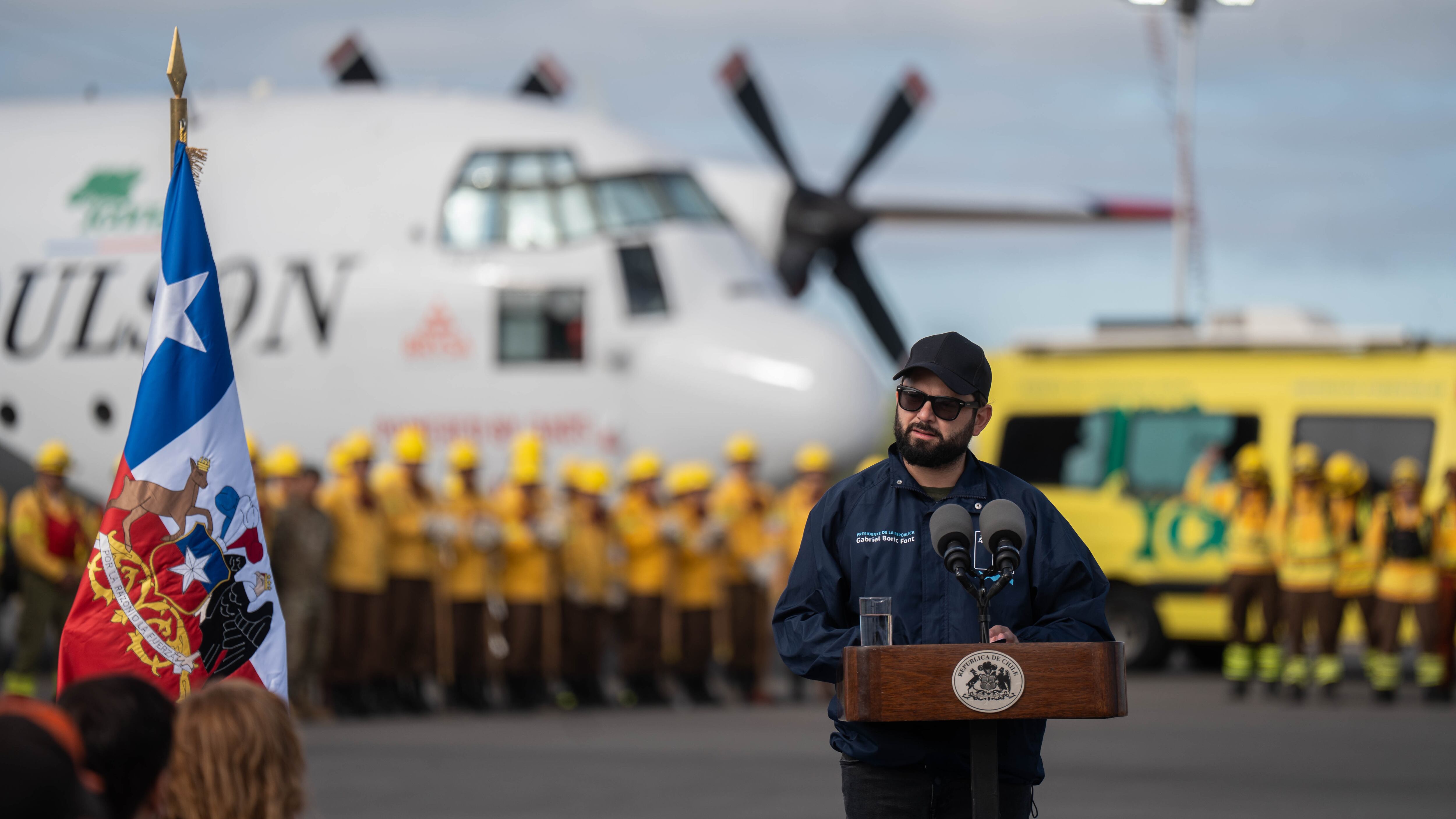 LOS ANGELES: Presentación de recursos aéreos para combate de incendios forestales | 09 DE ENERO DE 2024/LOSANGELES
S.E. el Presidente de la República, Gabriel Boric Font, encabeza la presentación de recursos aéreos para el combate de incendios forestales en la Región del BioBío.
FOTO: PRESIDENCIA/AGENCIA UNO