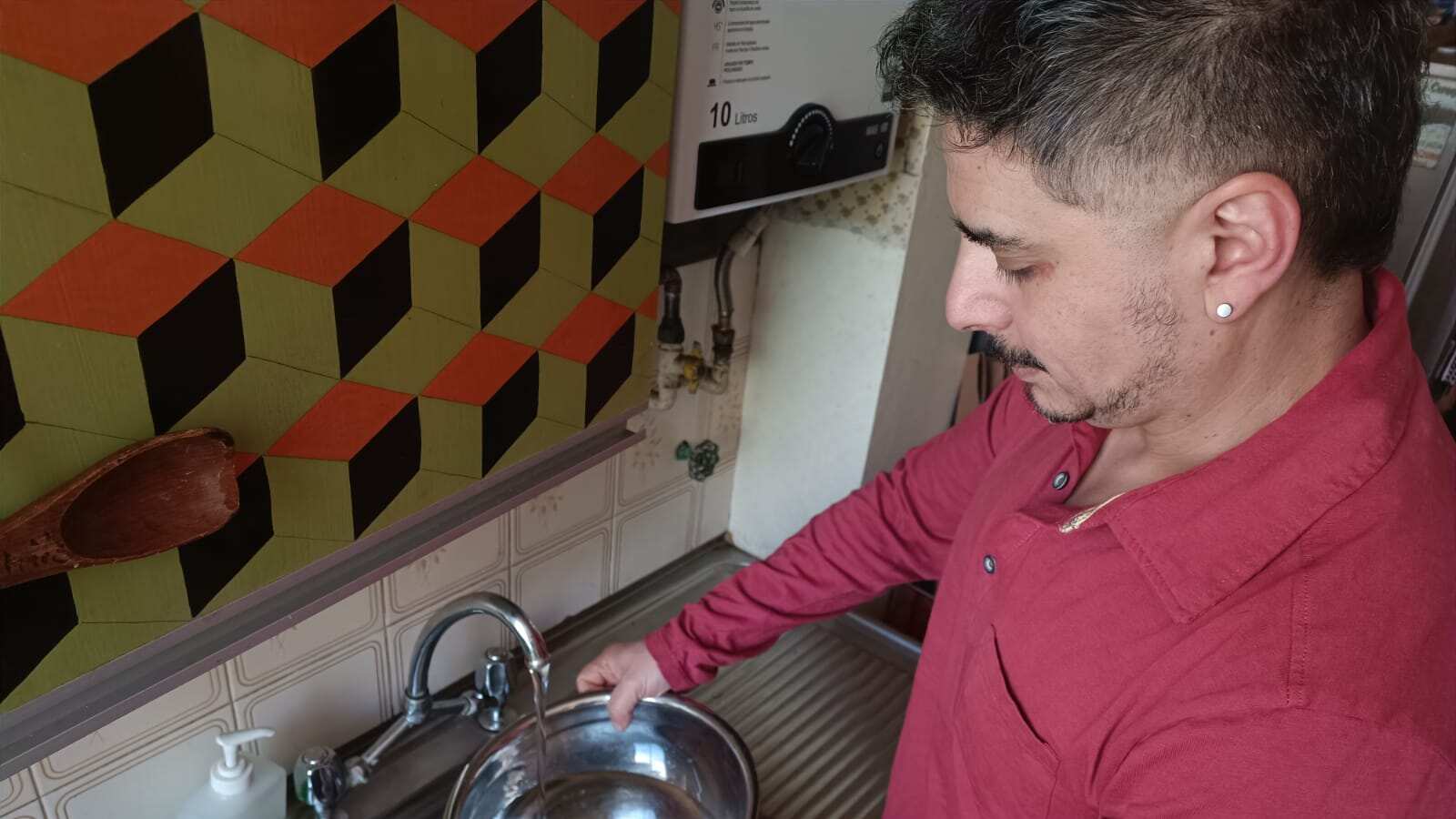 Un corte masivo de agua está programado para el próximo miércoles 12 y jueves 13 de octubre, que afectará a ocho comunas de la región Metropolitana (RM). Esto se da por los trabajos en la construcción de la Línea 7 del Metro de Santiago.
El corte del servicio afectará a sectores de ocho comunas de la RM; Santiago, Estación Central, Lo Prado, Pudahuel, Maipú, Cerrillos, Quinta Normal y Cerro Navia.
En tanto, el subsecretario de Servicios Sanitarios, Jorge Rivas, detalló que la suspensión del suministro durará 12 horas y se realizará desde el miércoles 12 de octubre a las 15:00 horas, hasta las 06:00 horas del jueves 13.
Al respecto, comentó que "indudablemente es un corte relevante que va a abarcar casi 300 mil viviendas, clientes de la ciudad de Santiago en el sector poniente, y que va a afectar algún tipo de funcionamiento de la ciudad", agregando que "estaremos fiscalizando que todo el plan de suministro alternativo, que consiste en estanques móviles a lo largo del sectores afectados (...) cumpla con los protocolos".