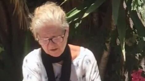 Abuela lavando los virus de la Laptop