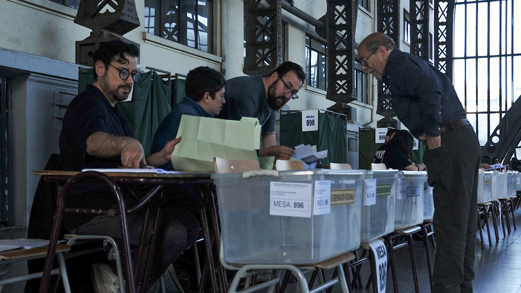 ELECCIONES 2024 | 26 DE OCTUBRE DEL 2024 / SANTIAGO 
Comienza la jornada de Elecciones Municipales en el local de votaciones del Centro Cultural Estación Mapocho.
FOTO: VICTOR HUENANTE / AGENCIAUNO