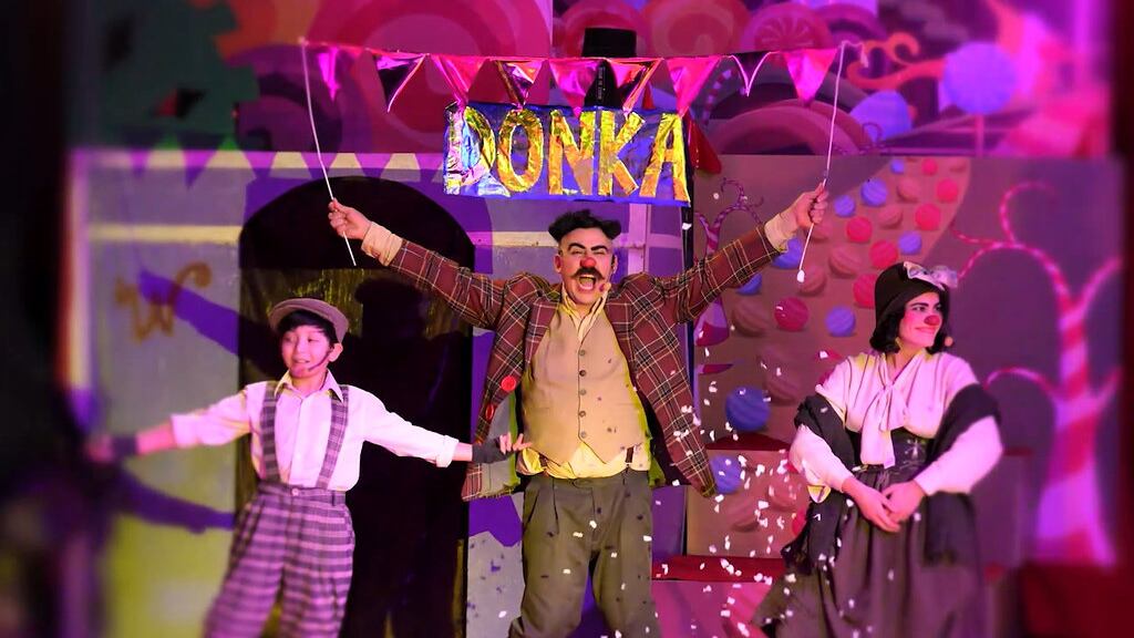 Tras un éxito rotundo durante enero y las primeras semanas de febrero, Wonka el Gran Circo de Chocolate anuncia sus últimas funciones hasta el 2 de marzo en Viña del Mar.
Esta producción -presentada por El Extraordinario Circo- promete deslumbrar a grandes y chicos en lo que queda de vacaciones de verano.
El circo realizará sus funciones en La Gran Carpa ubicada en el Estero Marga Marga, a un costado del puente del Hotel O´Higgins.
Las entradas oscilan entre los $11.500 y los $32.000, con una campaña de dos entradas por el precio de una, teniendo la oportunidad de disfrutar de sus funciones en los siguientes horarios:
Horarios Wonka
Lunes a viernes: 19:00 hrs.
Sábados: 15:00 - 17:30 - 20:30 hrs
Domingos: 16:00 - 19:00 hrs.