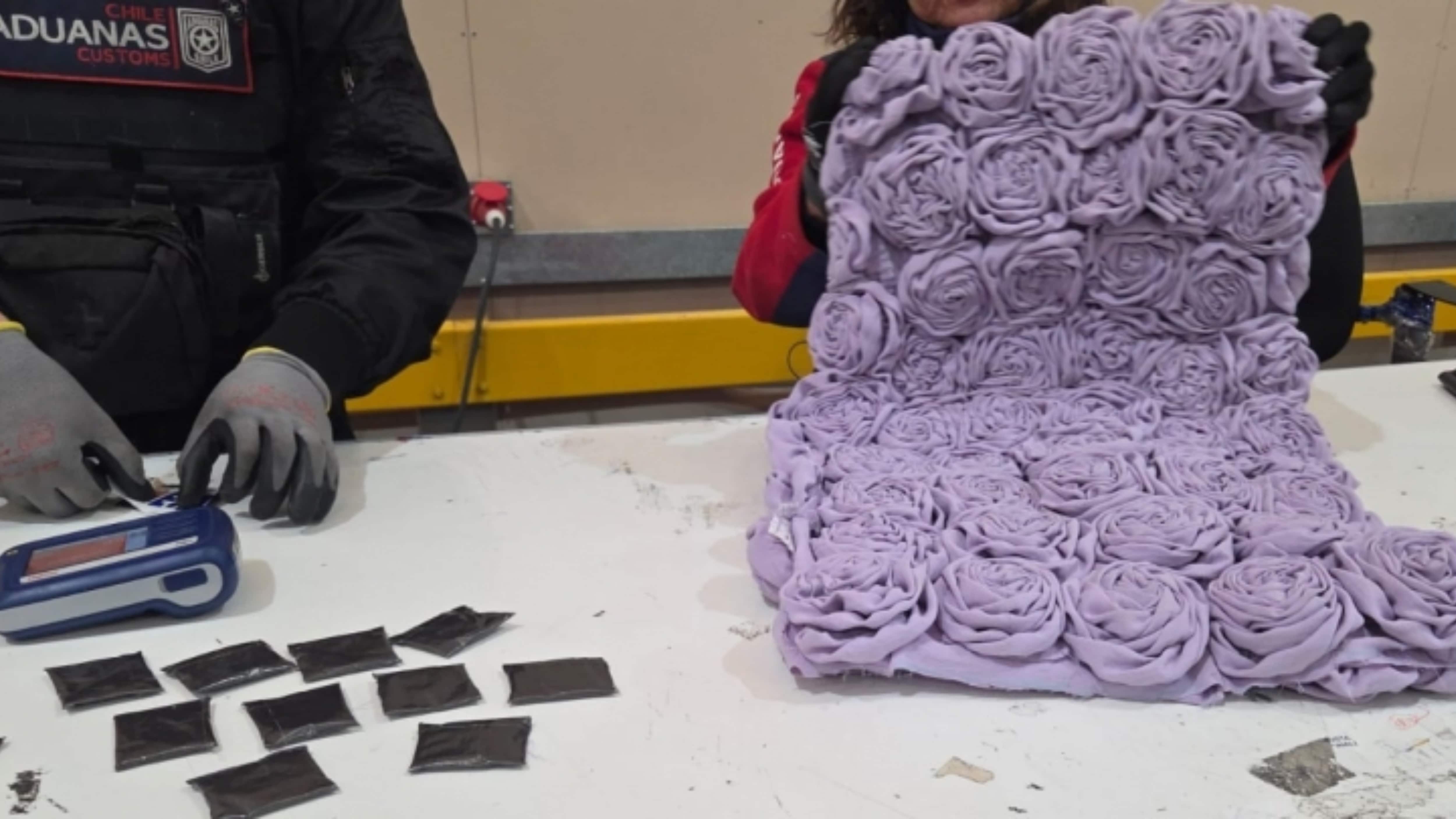Cocaína ocultada en vestido de flores