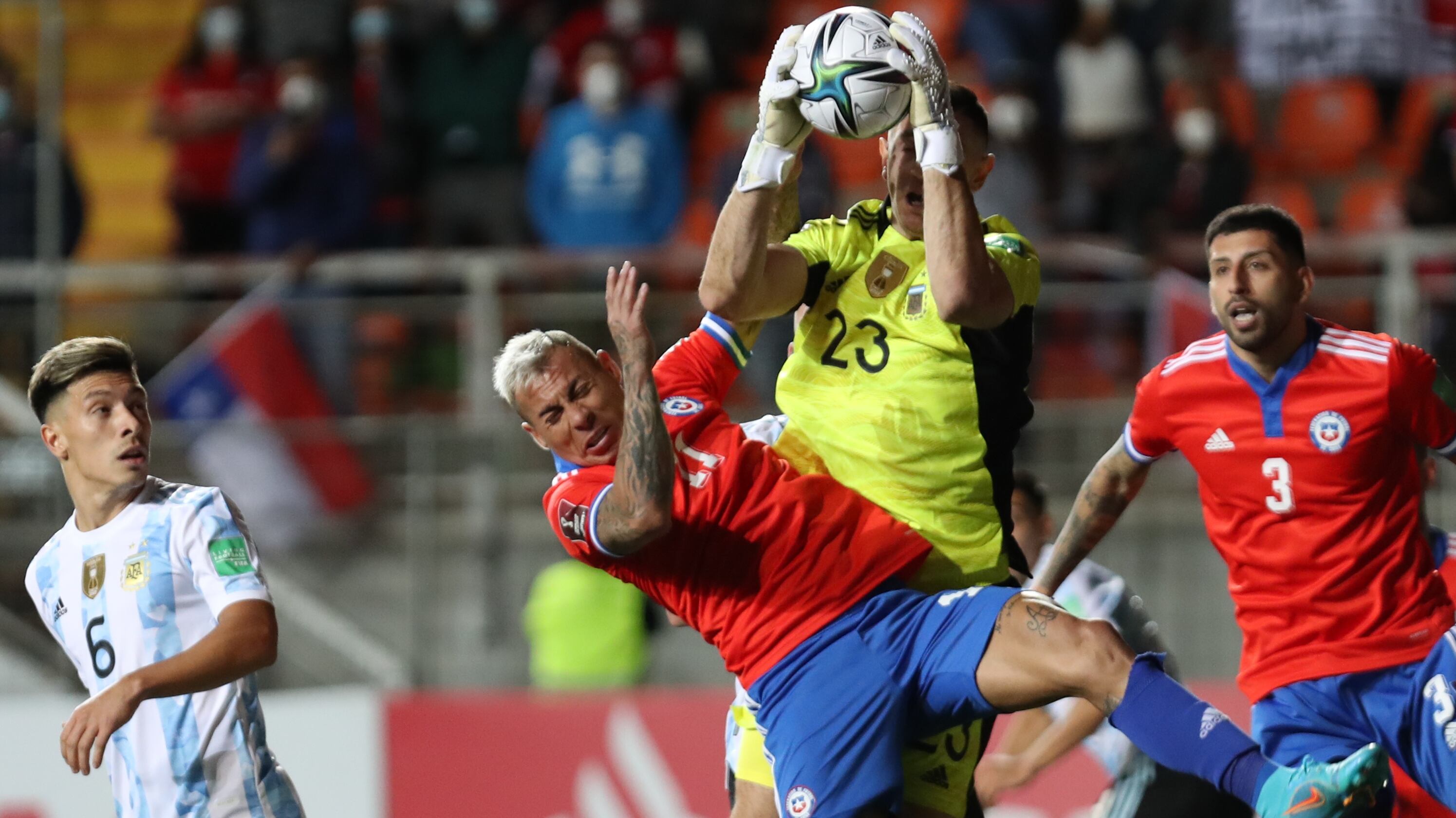 La Roja necesita de al menos dos resultados adicionales a su encuentro frente a Argentina para mantener la ilusión de clasificar al repechaje mundialista.