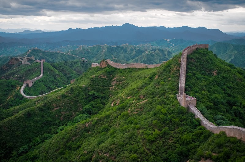 Las maravillas del mundo son monumentos y construcciones que desafían el tiempo y la imaginación, desde la legendaria Gran Pirámide de Guiza hasta la imponente Gran Muralla de China. Fotos: Unsplash y Creative Commons.