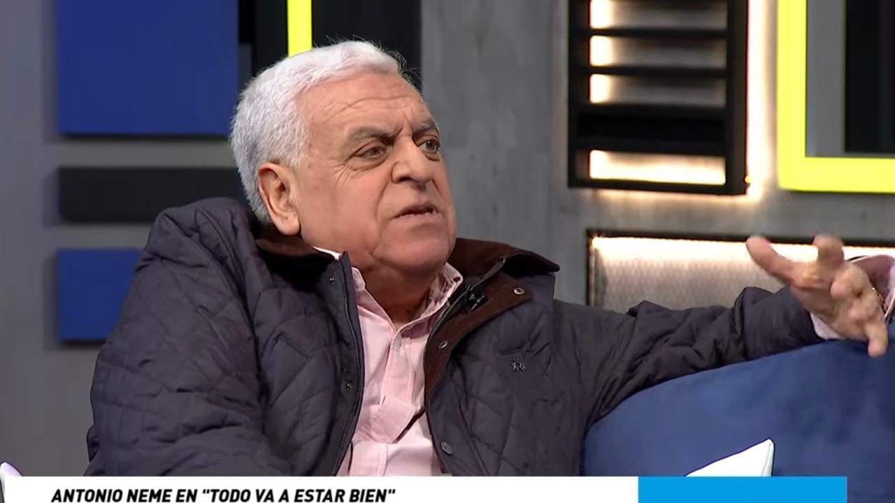 Como una “canallada”. Así definió el histórico periodista de Canal 13, Antonio Neme, su abrupta salida de la casa televisiva, tras 25 años como rostro de prensa.
Fue en el programa Todo va a estar bien de Vía X que el padre de José Antonio Neme, realizó sus descargos por su despido y acusó de sus excompañeros de mentirosos.
“No quiero hablar de mi salida de Canal 13, porque lo encontré una cosa sucia, inmoral, hubo gente muy mala que mintió. Y lo que más me duele, es que las mentiras salieron de mis propios colegas”, criticó.
Según explicó, los problemas surgieron luego que lo acusaran de revender entradas para la selección chilena, situación que él niega de manera categórica.
“Tengo cuatro hijos, tengo siete nietos y juro por ellos que fue la cosa más canallesca. Yo no quiero hablar de este tema, pero igual es bueno desahogarse”, recalcó.
“En una revista decía que ‘fuentes al interior de Canal 13 señalan que era habitual ver a Neme con talonarios de entradas’. ¿Sabes cuál eran los talonarios de entradas? Don Luis Salazar, director de prensa, jugaba Chile con Argentina en Santiago y pedía que le comprara dos entradas”, aclaró, señalando que otros colegas también le pedían que les comprara los tickets.
“Iba, las compraba y se las entregaba. Esos eran los ‘talonarios de entrada’. Fue la cosa más... una canallada”, señaló.
Pero, el problema es que nunca salió a defenderse y desmentir los dichos.
“Yo debí haber salido al frente de la cuestión y haber aclarado todo. Yo de Canal 13 soy un agradecido, jamás hablaré mal del canal como institución”, recalcó.
