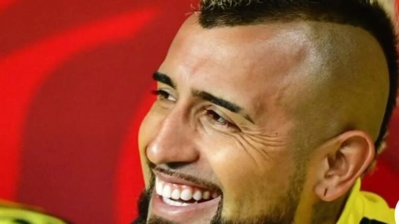 El mediocampista chileno confirmó en un streaming de redes sociales la fecha en que dejará su tradicional corte estilo mohicano que lo ha acompañado casi desde sus inicios en el fútbol profesional.