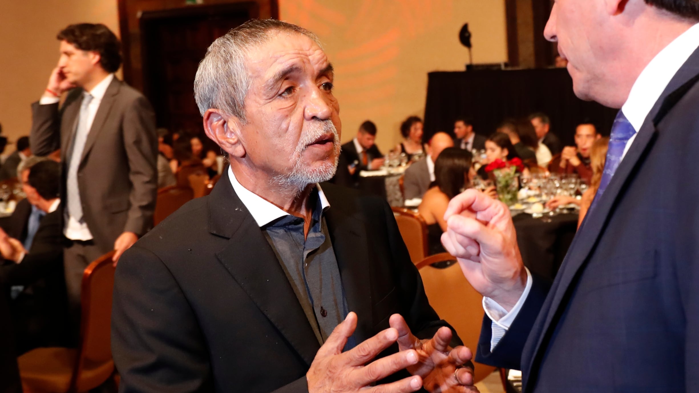 El retirado púgil nacional reconoció que más que una pensión por gracia, preferiría que la municipalidad de Maipú le diera trabajo luego de haberlo despedido.