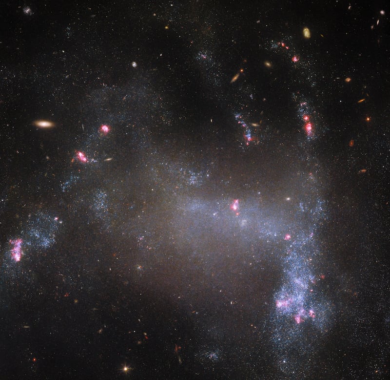 Galaxia UGC 5829 Hubble NASA ESA