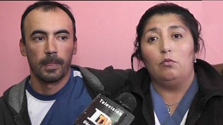 ennifer Galvarini, más conocida como la Pincoya, ha sido sin duda una de las participantes de Gran Hermano que más ha dado qué hablar en el encierro.
Se ha ganado el cariño de los televidentes con sus divertidas hazañas y este fin de semana dejó a todos boquiabiertos con su jugado piquero: se tiró a la piscina sin ropa, totalmente desnuda.
El momento sorprendió a sus compañeros en la casa, quienes no podían creer que se hubiese lanzado al agua a potope. Las redes sociales celebraron a la participante por su osada acción.
Desde Chiloé, el esposo de Pincoya, Rodrigo González, también reaccionó al comentado momento que protagonizó la mujer en una conversación con LUN.
“Estoy contento de que el público la salvara. Todo lo que ha hecho dentro del programa para mí está bien. La gente acá la apoya bastante”, partió señalando el hombre, quien es marino mercante de profesión.