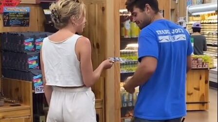 Mujer entrega currículum de citas