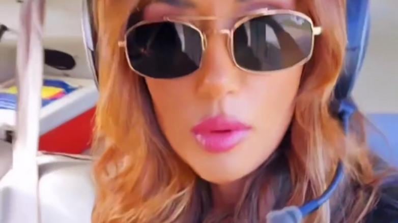 Dicen que entre broma y broma, la verdad se asoma. Fue así como en una especie de premonición, la participante de Tierra Brava Pamela Díaz, pasó el susto de su vida tras aterrizar de emergencia en la comuna de Colina, el helicóptero donde viajaba junto a su equipo rumbo a Til Til.
Fue durante la mañana de este miércoles que La Fiera compartió diversas historias en su cuenta de Instagram, donde chacoteaba respecto al posible riesgo que podría correr en el aire. Situación que se concreto, luego que el piloto detectara un problema en las turbinas y tuviera que descender de manera sorpresiva al interior del condominio Brisas de Chicureo, sin registrarse personas lesionadas.
“Hoy día nos vamos en helicóptero a ver las parcelas, para que la pipol las vea, para que se las compren, tengo a mi equipo acá”, relató en una de sus historias la Fiera, preguntando además si estaban con ánimo y desde qué hora estaban levantados. “Desde las cuatro...diez para las cinco”, dijo su productora, a lo que ella respondió que “está bien, porque al que madruga... Dios lo ayuda”, contestaron todos. Pero, otro aclaró que “no por mucho madrugar...”, dijo poniendo el suspenso, para luego finalizar con “...se amanece más temprano”.
“Me da un poco de miedo”
Luego, incluso grabó al piloto de la aeronave que más tarde tuvo que aterrizar de emergencia, indicando hasta su cuenta en Instagram.
“Este es el momento en que me tengo que subir, igual les quiero decir que me da un poco de miedo igual, espero y confío, confío en que todo va a estar bien”, indicó, agregando luego que “ahí está el piloto... Nicolás (Bornand) es el que está encargado de llevarnos, le estoy diciendo a mi pipul. Está identificado por si acaso, vamos a tener su Instagram y cualquier cosa le dicen a él, todo lo que tengan que decirle”, cerró indicando la Fiera antes del frustrado viaje.
Tras el hecho, todavía no se tiene claridad del estado de salud de la influencer, aunque según se indicó de forma preliminar, no habría heridos producto del aterrizaje forzoso.