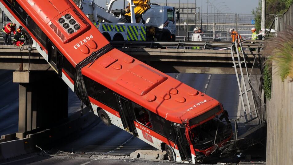 Conductor que provocó caída de bus RED quedó en libertad: iba bajo efectos del alcohol y con documentos vencidos