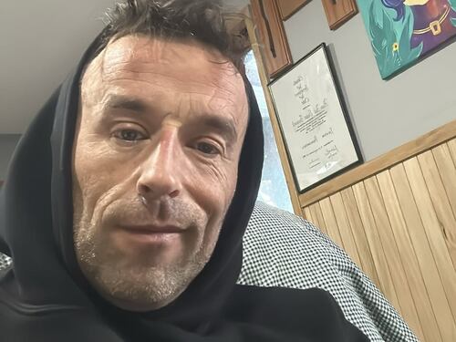 Alain Soulat mantiene los recuerdos de su madre y hermano fallecidos hace dos años con proyecto en Arauco: “La única manera de mantenerme conectado”