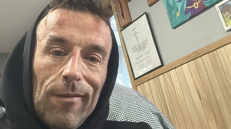 Alain Soulat mantiene los recuerdos de su madre y hermano fallecidos hace dos años con proyecto en Arauco: “La única manera de mantenerme conectado”